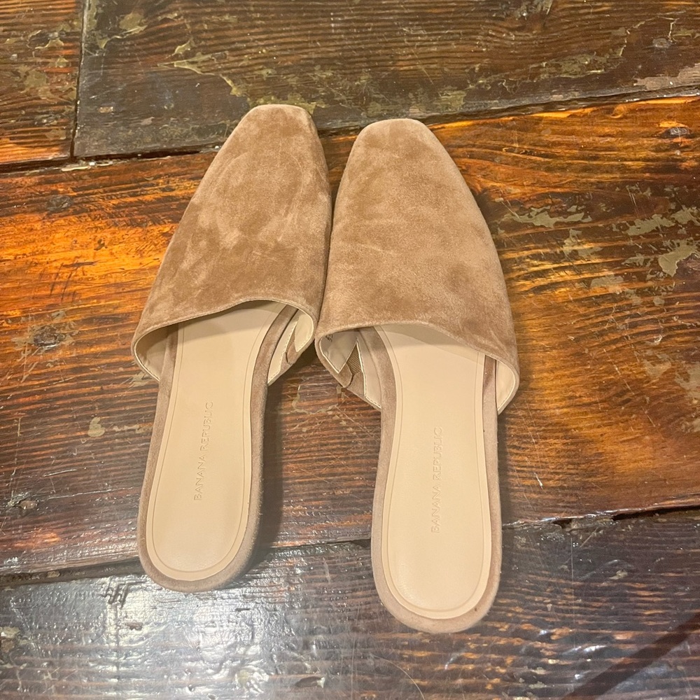 Banana republic slide on mules tan brown suede women’s size 8.5